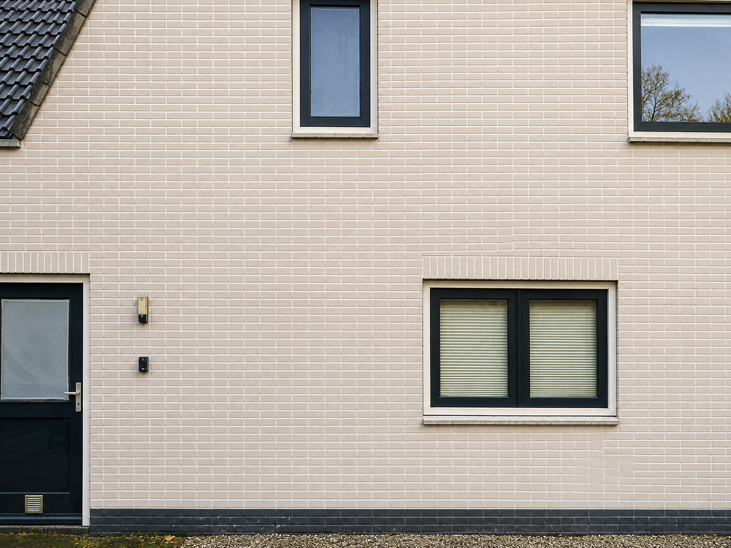 Dezelfde gevel na de softwash-behandeling, volledig schoon